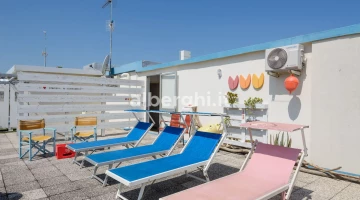 Terrazza con lettini