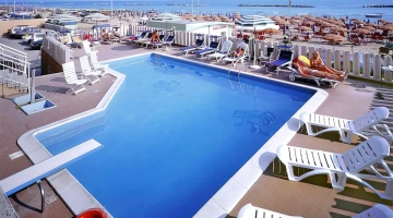 Swimmingpool mit Meerblick