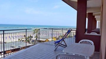 Balkonzimmer mit Meerblick