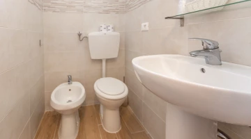 Single bedroom bathroom