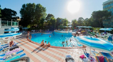 Pool heated to a guaranteed 28°