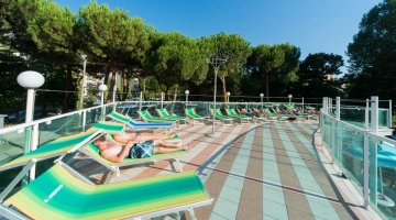 Large solarium with steam jets
