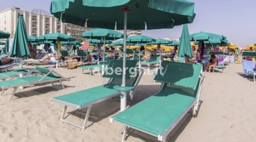 1 umbrella + 2 sun loungers on the beach per room