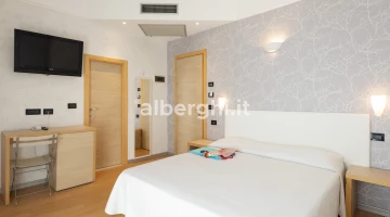 camera tripla vista mare