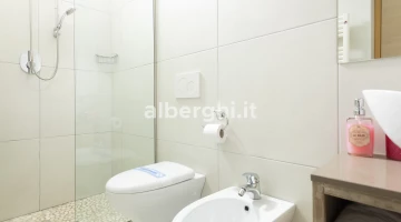 bagno camera tripla vista mare