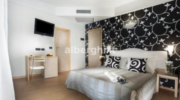 camera tripla vista mare