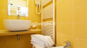 Salle de bains jaune