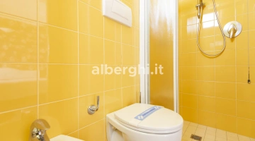 tous les salles de bains ont une cabine de douche
