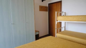 Chambre avec lit double + lit superposé