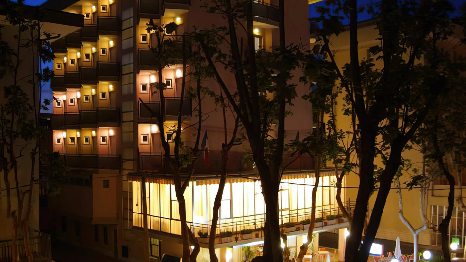 Extérieur de l&#39;hôtel la nuit