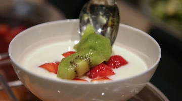 Frisches Obst und Joghurt