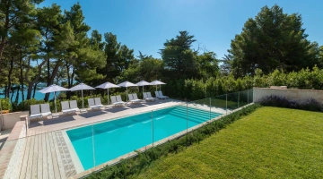 Seasonal swimming pool of the relais