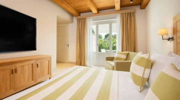 Double bedroom with patio