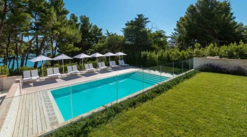 Seasonal swimming pool with solarium
