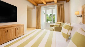 Double bedroom with patio