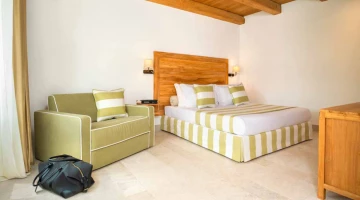 Double bedroom with patio