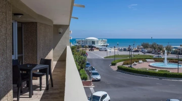 Balcon dans la chambre avec vue sur le rond-point de la mer