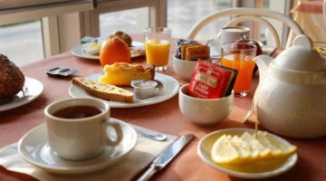 Table dressée pour le petit-déjeuner