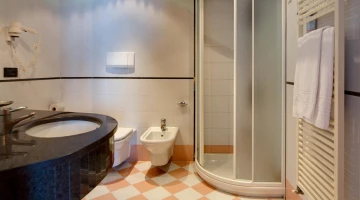 Salle de bain avec cabine de douche