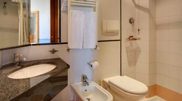 Salle de bain avec douche