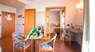 Suite junior avec chambre double et coin salon