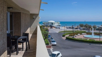 Balcone in camera con vista sulla rotonda a mare