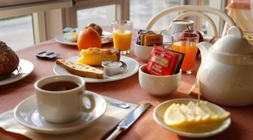 Tavolo allestito per la colazione