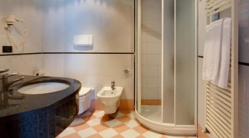 Bagno con box doccia