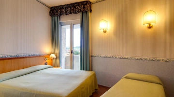 Camera tripla classic