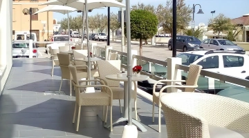 Terrazza con tavoli e ombrelloni