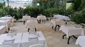 Tische auf der Terrasse