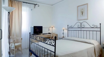 Room with double bed