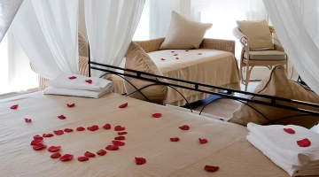 Suite with four-poster bed