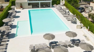 Swimming pool with solarium and shallow water area