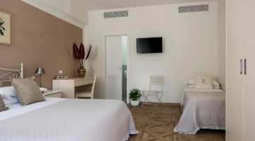 Triple room with TV and desk
