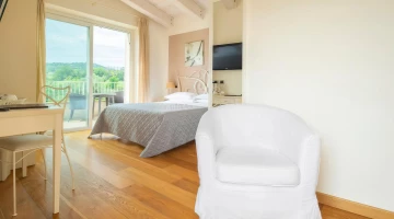 Suite with furnished balcony