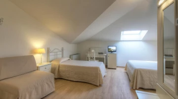 Quadruple room with TV and desk