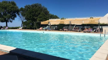Swimming pool with solarium