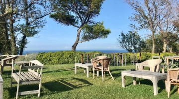 Espaces de détente avec tables et chaises