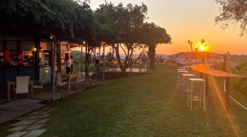 Bar sous gazebo dans le jardin