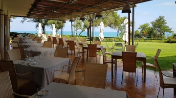 Espace restaurant dans le jardin