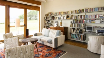 Salon partagé avec bibliothèque