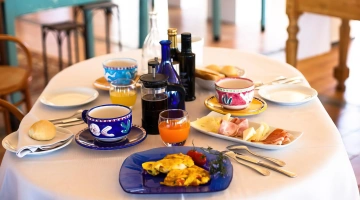 Le petit-déjeuner est servi à table.