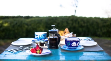 Petit-déjeuner dans le jardin
