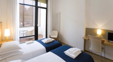 Chambre double standard avec lits simples et balcon