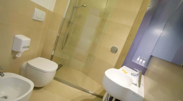 Salle de bain avec cabine de douche