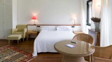 Chambre double de luxe avec canapé et coin salon