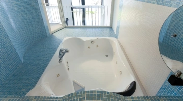 Suite avec jacuzzi et baignoire à remous