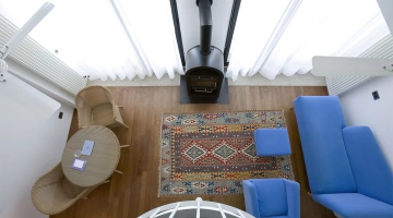 Espace de vie dans la suite avec jacuzzi