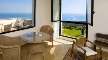 Espace de vie et balcon meublé dans la suite royale